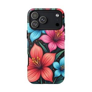 Puede incluir: Una funda de teléfono con un diseño floral vibrante. La funda presenta un fondo negro con flores coloridas en tonos de rojo, rosa y azul, junto con hojas verdes. Las lentes de la cámara del teléfono son visibles en la parte superior.