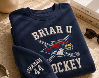 Bestickter Briar U Hockey Rundhalsausschnitt, Off College inspiriertes Sweatshirt, Benutzerdefinierte Namensnummer Ärmel, Graham 44, Logan 22, Trending Shirt