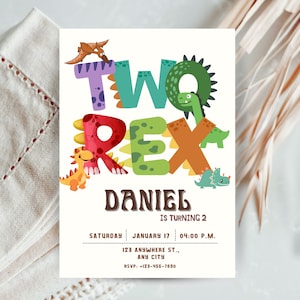 Puede incluir: Una colorida invitación para una fiesta de segundo cumpleaños. El diseño presenta las palabras "TWO REX" en letras grandes y divertidas con ilustraciones de dinosaurios. La invitación incluye el nombre "DANIEL", la fecha, la hora y la información de RSVP.