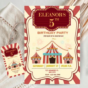 Può includere: Un invito per una festa di compleanno e un'etichetta abbinata con un tema circense. L'invito presenta un bordo a righe rosse e crema, con il testo "Eleanor's 5th Birthday Party". Il design include tendoni da circo e fuochi d'artificio.