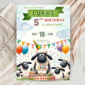 Può includere: Un invito di compleanno a tema pecorelle dei cartoni animati. Il testo recita "LUKAS 5TH BIRTHDAY is almost here!" con la data del 15 maggio alle 14:00. Il design include palloncini, una torta e ghirlande colorate.