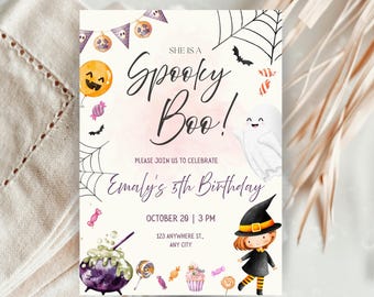 Könnte beinhalten: Eine Halloween-Einladung mit dem Text "She is a Spooky Boo!" und "Emaly's 5th Birthday." Das Design umfasst eine Hexe, einen Geist, einen Kessel und Süßigkeiten. Die Einladung ist mit Spinnennetzen, Fledermäusen und Kürbissen verziert.