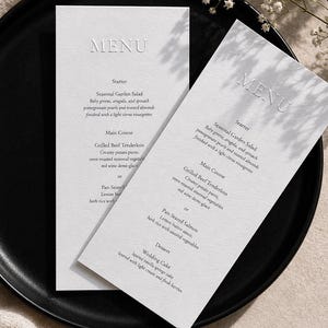 Minimalistyczna, tłoczona karta menu weselnego, eleganckie menu weselne, nowoczesna dekoracja stołu