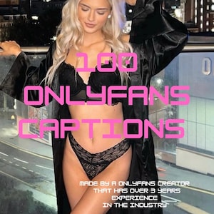 Può includere: Una persona indossa lingerie nera e un accappatoio nero. L'immagine presenta il testo "100 ONLYFANS CAPTIONS" in rosa, con testo aggiuntivo in basso. Lo sfondo mostra una città di notte.
