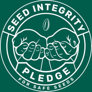 Może przedstawiać: Okrągła odznaka z napisem "SEED INTEGRITY" i "PLEDGE FOR SAFE SEEDS" w białym tekście na ciemnozielonym tle. Odznaka przedstawia nasiono i dwie dłonie trzymające nasiono.