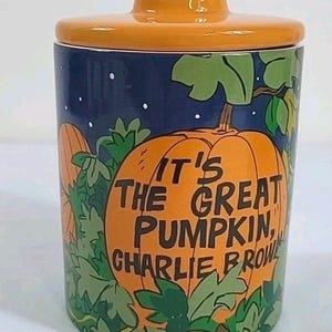 Peanuts Halloween Canister, says “IT’s The GREaT PUMPKIN CHARLIE BRoWN” Features a Halloween Theme With Pumpkins, & a pumpkin on the knob!
