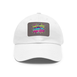 Peut inclure: Casquette de baseball blanche avec une visière incurvée. La casquette présente un écusson rectangulaire avec le texte "PARTY MODE: engage the FUNK DRIVE!" dans une police colorée et stylisée. L'écusson a un fond gris avec des éclats colorés.