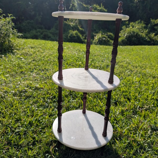 Mesa auxiliar de mármol de tres niveles de la década de 1940