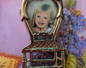 Incantevole ciondolo/spilla a forma di sedia in miniatura in stile vintage con cornice portafoto.
