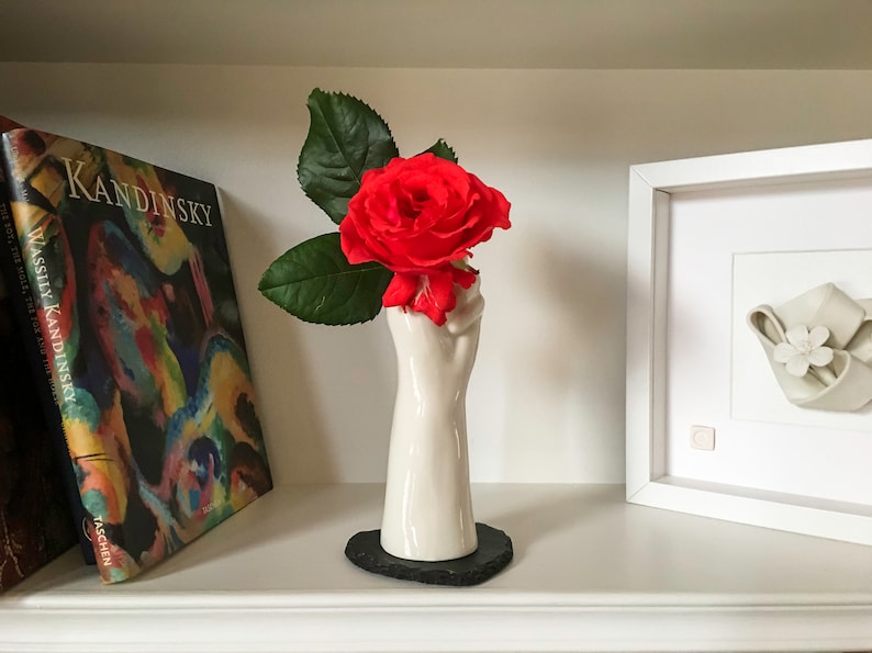 Vase blanc en céramique fait à la main, cadeau de Saint-Valentin, femme, fête des mères, anniversaire de mariage, cadeau de pendaison de crémaillère, design nordique, style maison de campagne, image 6