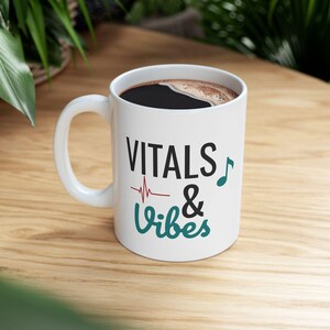 Caneca de enfermeira Vitals & Vibes - Caneca de café divertida para profissionais de saúde, presente para profissionais médicos