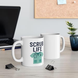 Caneca Scrub Life | Caneca de café engraçada para enfermeira | Presente para estudante de medicina | Agradecimento ao profissional de saúde | Caneca de café fofa com tema Scrub Life