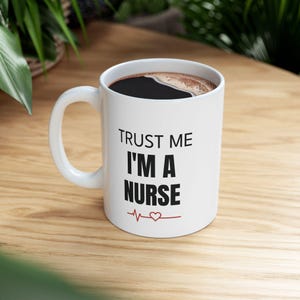 Tazza &quot;Fidati di me, sono un&#39;infermiera&quot; - Tazza da caffè divertente e audace per infermieri e operatori sanitari, regalo di laurea, ringraziamento o compleanno per infermieri
