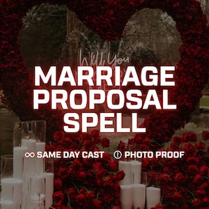 Op de afbeelding: Een groot hartvormig bloemstuk gemaakt van donkerrode rozen met witte stompkaarsen in glazen cilinders en verspreide rode rozenblaadjes. De tekst luidt: WILL YOU MARRY ME, MARRIAGE PROPOSAL SPELL, SAME DAY CAST, PHOTO PROOF.