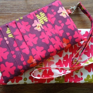 Instant Download - PDF Sewing Pattern - Wristlet with Pleats - 2 Sizes Included