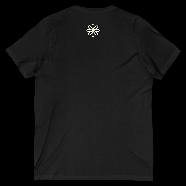 Puede incluir: Camiseta negra con cuello en V y mangas cortas. Un dise&ntilde;o floral color crema est&aacute; en la parte superior de la espalda. La camiseta est&aacute; hecha de un material suave, adecuada para ropa casual.