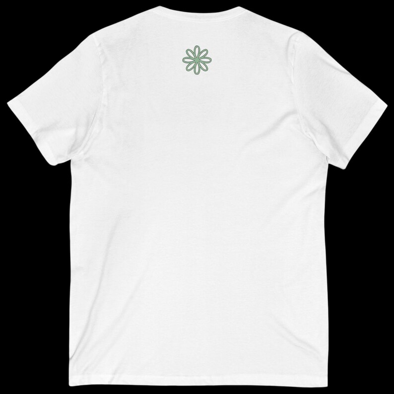 Puede incluir: Camiseta blanca con cuello en V y mangas cortas. Un dise&ntilde;o floral verde claro est&aacute; en la parte superior de la espalda. La camiseta est&aacute; hecha de un material suave y ligero, ideal para el uso diario.