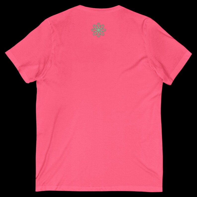 Puede incluir: Camiseta de color coral con mangas cortas y cuello redondo. Un dise&ntilde;o floral verde claro est&aacute; centrado en la parte superior de la espalda. La camiseta est&aacute; hecha de un material suave y es adecuada para ropa casual.
