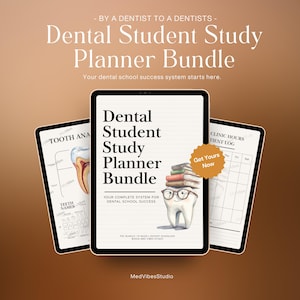 Op de afbeelding: Een digitale Dental Student Study Planner Bundle, met drie tablets. De centrale tablet toont de titel, een tand met een bril en een stapel boeken. De andere tablets tonen tandheelkundige anatomie en een logboek voor klinische uren. De achtergrond is een bruine gradiënt.