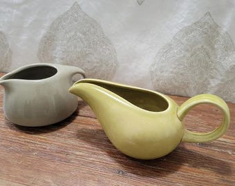 Set mit 2 Vintage Russel Wright American Modern Creamer Sauciere, Steubenville Pottery MCM, Chartreuse und Granitgrau Keramikkrug