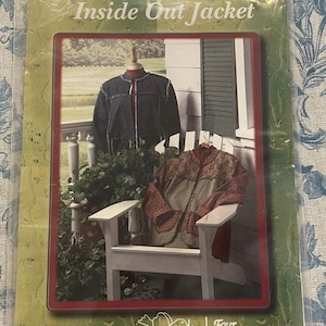 Könnte beinhalten: Ein Schnittmusterpaket mit dem Titel Inside Out Jacket von Four Corners. Das Cover zeigt ein Foto von zwei Jacken auf einem weißen Stuhl, eine dunkelblau und eine rot-beige kariert, beide mit sichtbaren ausgefransten Nähten und Rundhalsausschnitt.
