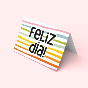 Puede incluir: Un letrero de madera rústica con el texto "Welcome to our home" en un estilo manuscrito. El letrero presenta un acabado envejecido y un diseño simple y acogedor, perfecto para un porche o entrada.