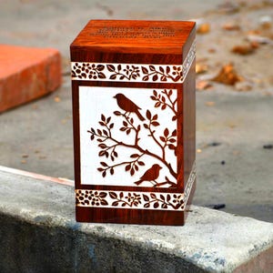 Handgemaakte houten crematie-urn voor menselijke as | Gepersonaliseerde herdenkingsurn met vogelgravure | Begrafenisdoos, huisdierurn