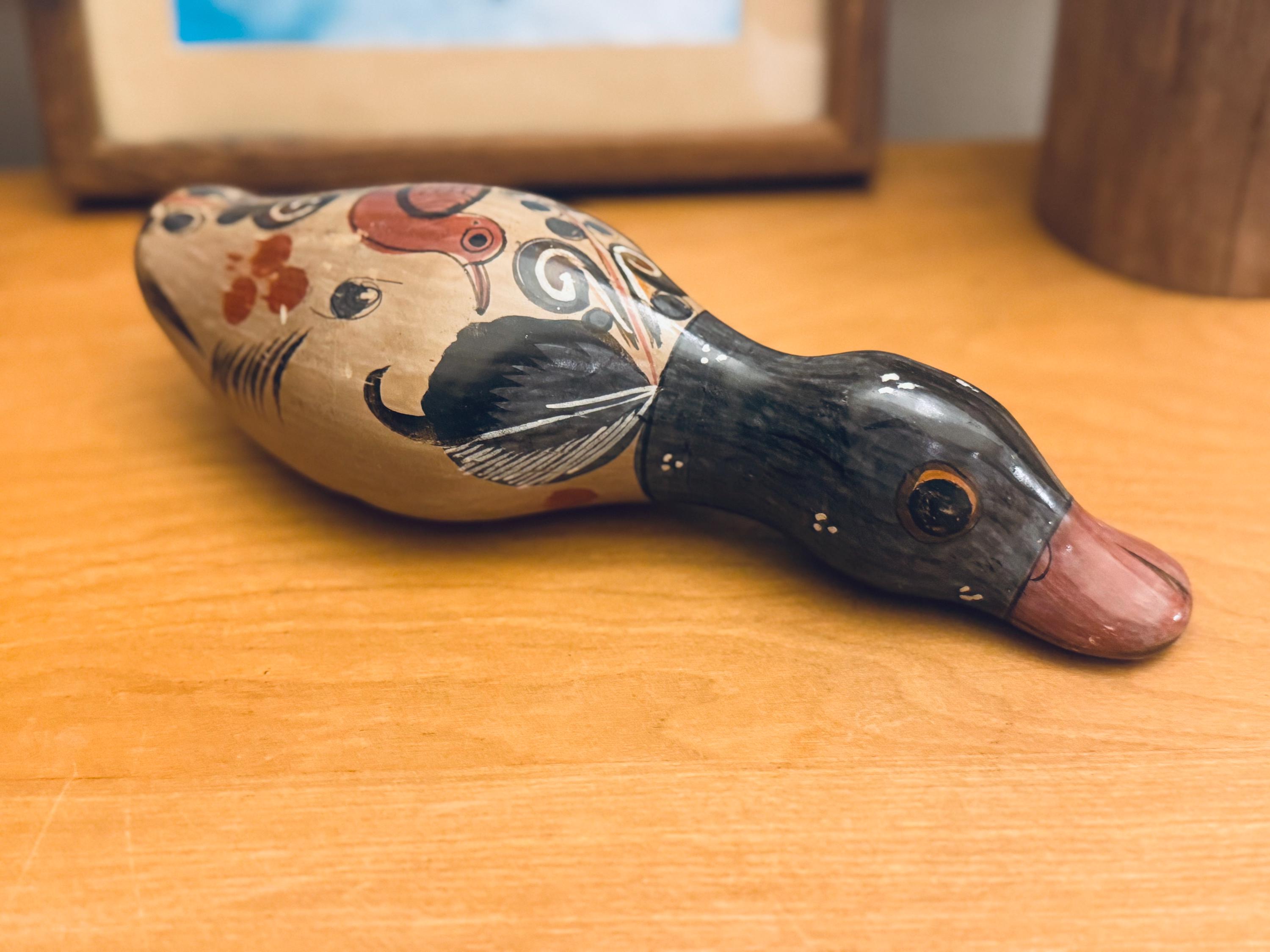 メキシコ アヒルの置物　トナラ焼　真鍮と手描きの陶器製　ヴィンテージ ヴィンテージ トナラ メキシコ民芸品 アヒルの置物 - 手描き陶器の鳥の