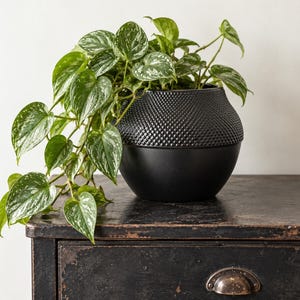 Black Textured Ceramic Planter – Modern Wabi Sabi Pot – Matte Black Geometric Cachepot – Minimalist Home Decor