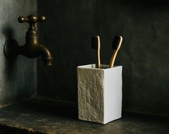 Jarrón de cerámica blanca texturizada: decoración minimalista Wabi Sabi