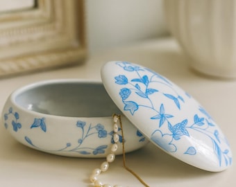 Pudełko na drobiazgi z porcelany w kolorze niebieskim z motywem kwiatowym – owalne naczynie na biżuterię