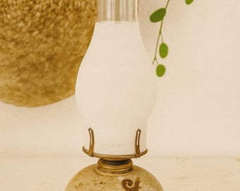 Vintage bloemen keramische olielamp: matglazen orkaanschoorsteen