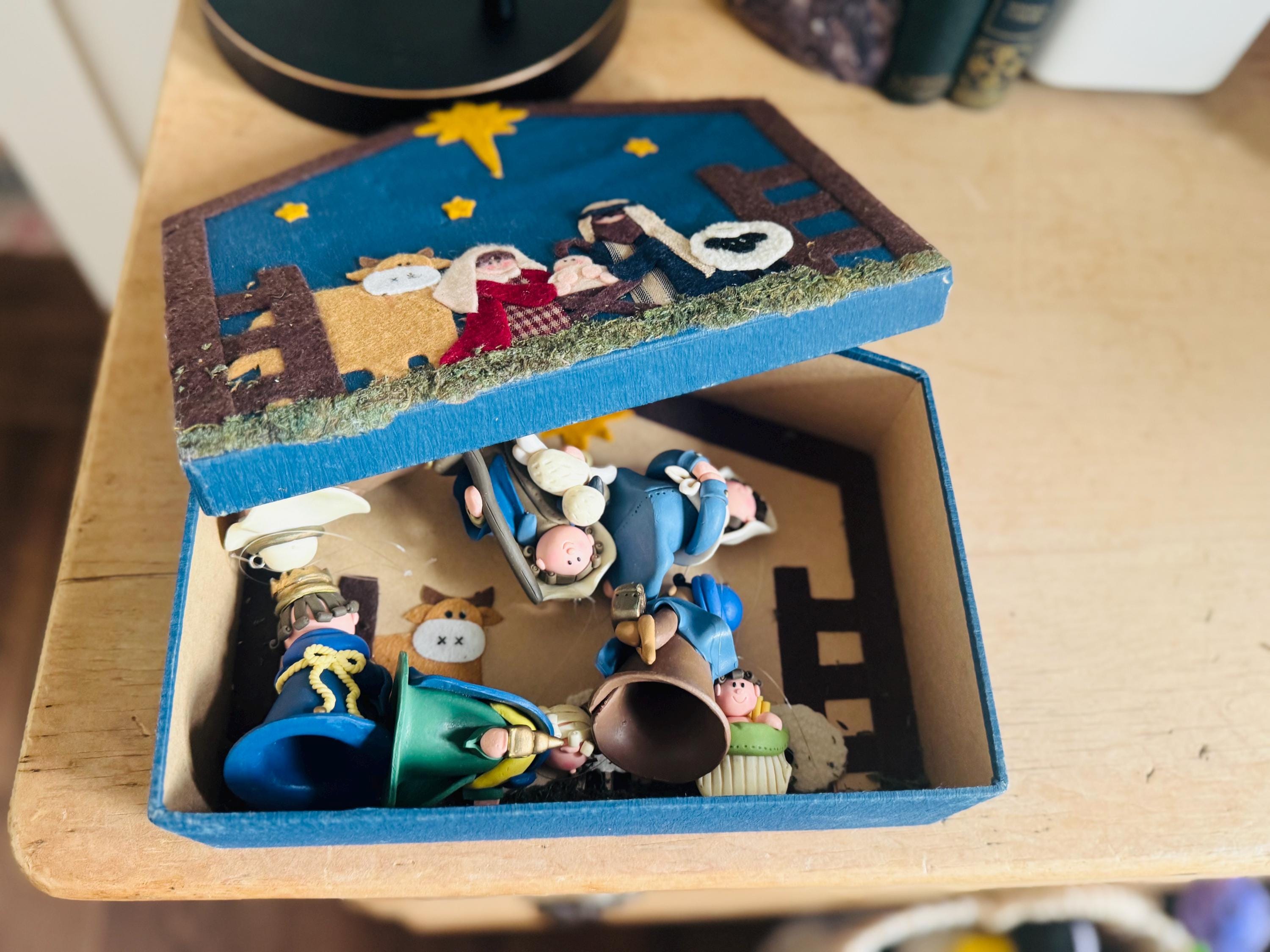 民芸品キリスト降誕セット | フェルト製の馬小屋、粘土人形 - Etsy 日本