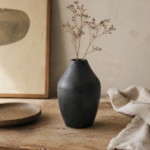 Vintage mattsvart knoppvas – minimalistisk stengodsvas – Japandi Home Decor – litet skulpturalt kärl – mörk stämningsfull accent