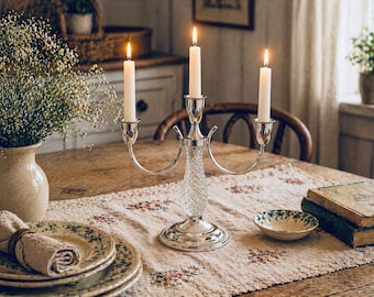 Candelabro vintage de tres brazos chapado en plata / Latón EP / Decoración de mesa estilo casa de campo / Portavelas clásico para velas cónicas