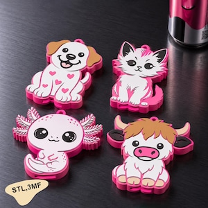 Op de afbeelding: Vier kleurrijke 3D-geprinte dierenhangers, bestaande uit een witte puppy met roze hartjes, een wit kitten met roze accenten, een lichtroze axolotl en een witte hooglander met bruin haar. Elke hanger heeft een klein oogje aan de bovenkant.