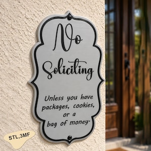 Pode incluir: Uma placa cinza-claro com bordas recortadas e letras pretas que diz: No Soliciting. Unless you have packages, cookies, or a bag of money. A placa possui uma borda preta e está fixada em uma parede texturizada com parafusos pretos visíveis.