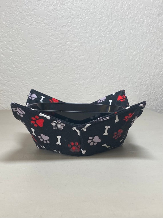 0200-746  (10X10) Microwave Bowl Cozy- Paws and Bones