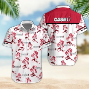 Puede incluir: Camisa blanca de manga corta con ribete rojo y negro. La camisa presenta un estampado de palmeras rojas y la palabra "CASE" repetida. La parte trasera de la camisa tiene un panel rojo con la palabra "CASE II" en plata.