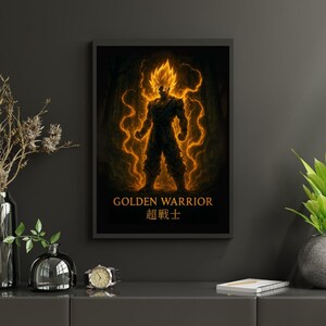 Pu&ograve; includere: Opera d'arte incorniciata raffigurante un guerriero dai capelli dorati circondato da energia infuocata. L'opera presenta il testo "GOLDEN WARRIOR" e caratteri giapponesi. L'opera &egrave; esposta su una parete grigio scuro.