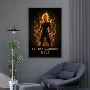 Pu&ograve; includere: Una stampa artistica incorniciata raffigurante un guerriero dai capelli dorati con un'aura infuocata. L'opera d'arte, ambientata su uno sfondo scuro, mostra il testo "GOLDEN WARRIOR" e caratteri giapponesi. La stampa &egrave; esposta sopra una poltrona e un pouf grigi.