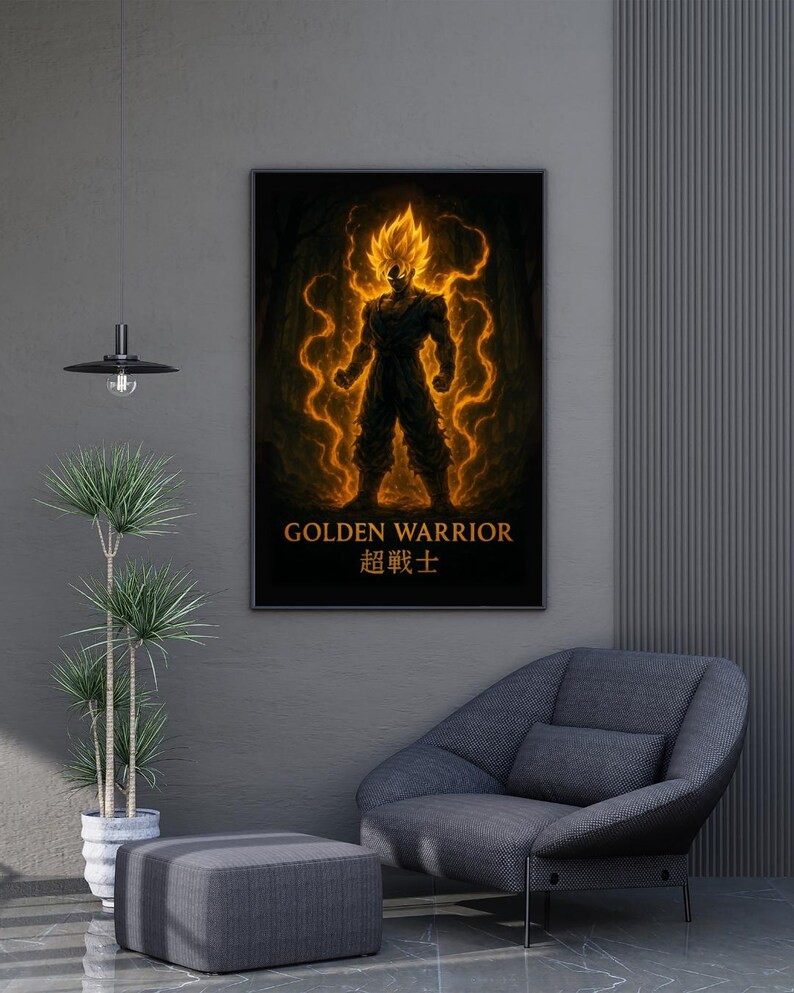 Pu&ograve; includere: Una stampa artistica incorniciata raffigurante un guerriero dai capelli dorati con un'aura infuocata. L'opera d'arte, ambientata su uno sfondo scuro, mostra il testo "GOLDEN WARRIOR" e caratteri giapponesi. La stampa &egrave; esposta sopra una poltrona e un pouf grigi.