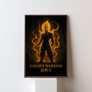Pu&ograve; includere: Stampa incorniciata raffigurante un guerriero dai capelli dorati, circondato da energia luminosa, su sfondo scuro. La stampa include il testo "GOLDEN WARRIOR" e caratteri giapponesi in basso, creando un forte impatto visivo.