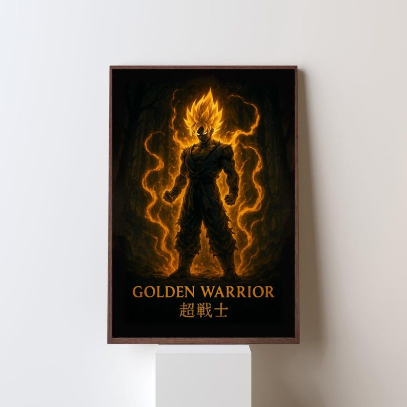 Pu&ograve; includere: Stampa incorniciata raffigurante un guerriero dai capelli dorati, circondato da energia luminosa, su sfondo scuro. La stampa include il testo "GOLDEN WARRIOR" e caratteri giapponesi in basso, creando un forte impatto visivo.