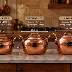 Puede incluir: Tres ollas de cobre martillado con asas y tapas doradas. Pequeña: 22 cm ancho, 15,5 cm alto, 2550 g capacidad, 1450 g peso. Mediana: 23,5 cm ancho, 17 cm alto, 3250 g capacidad, 1600 g peso. Grande: 25,5 cm ancho, 18,5 cm alto, 4850 g capacidad, 1940 g peso.