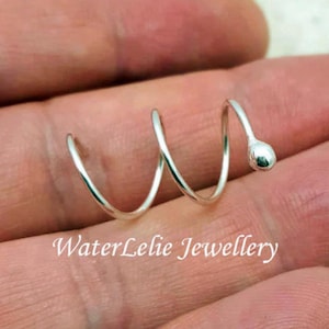 Boucle d'oreille triple piercing en argent. Boucle d'oreille triple trou en argent sterling. Spirale à trois trous. Boucle d'oreille enfile-aiguille. Anneau de perçage côte à côte. Faites tourner des cerceaux