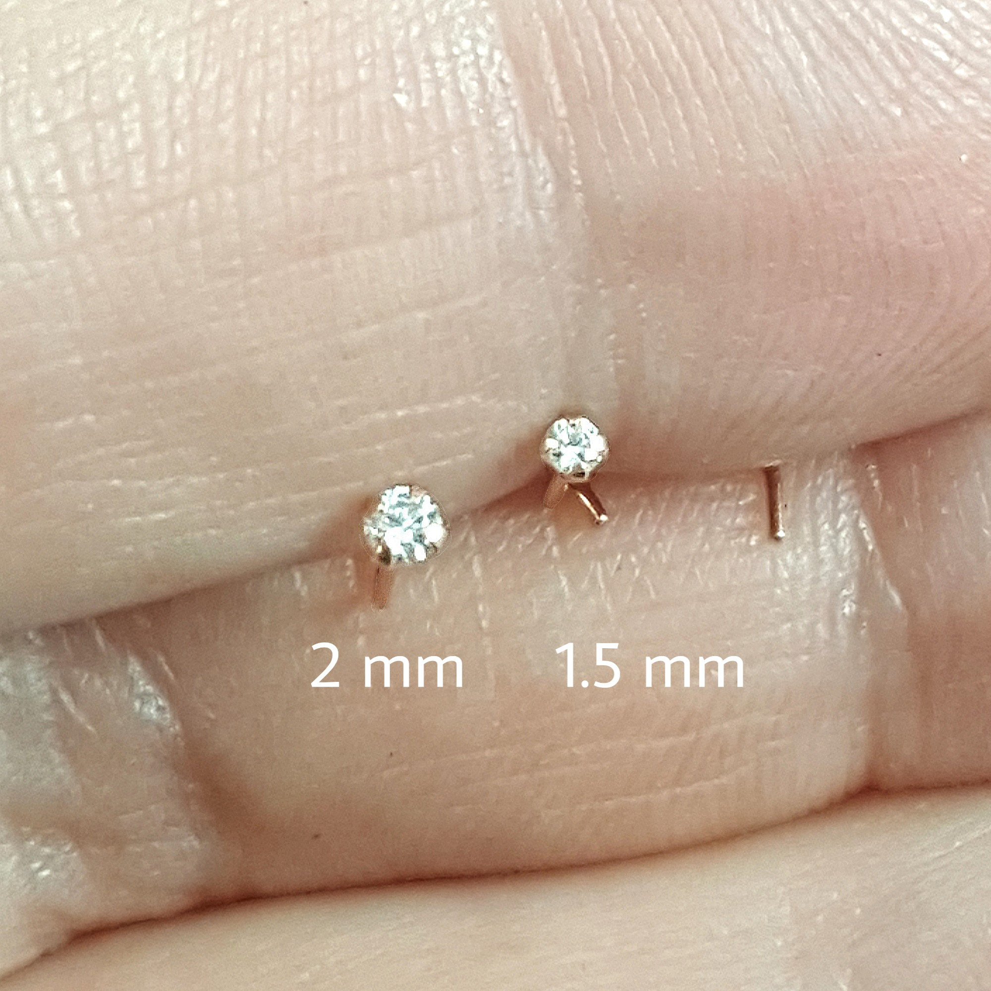 小さな9Kゴールドノーズスタッド：キュービックジルコニアピアス（20/22ゲージ）