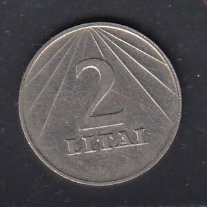 Op de afbeelding: Een zilveren 2 litai munt. De munt toont het nummer 2 in een groot lettertype, met het woord "LITAI" eronder. De munt heeft een reeks lijnen die uitstralen vanaf de bovenkant van de munt.