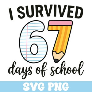 Peut inclure: Graphique blanc avec le texte "I Survived 67 days of school" en noir. Le nombre 67 est représenté par un design de papier ligné et un crayon. Le bas du graphique contient le texte "SVG PNG" dans un rectangle bleu clair.