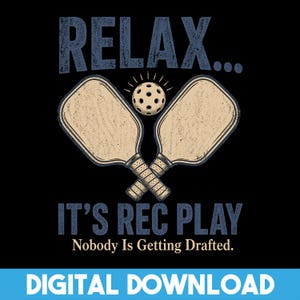 Könnte beinhalten: Ein schwarzes Grafikdesign zeigt den Text „RELAX...“ über zwei gekreuzten Pickleball-Schlägern und einem Ball. Darunter steht der Text „IT'S REC PLAY Nobody Is Getting Drafted“. Die Wörter sind in einem Vintage-Stil gehalten. Der untere Teil des Bildes zeigt „DIGITALER DOWNLOAD“.